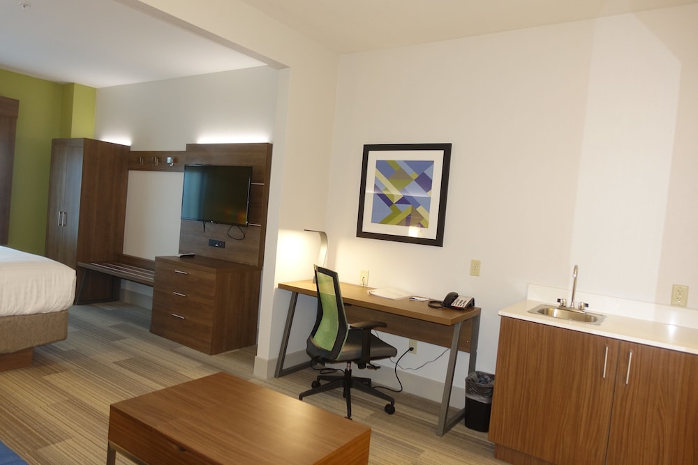 Holiday Inn Express Suites Brentwood 23/29