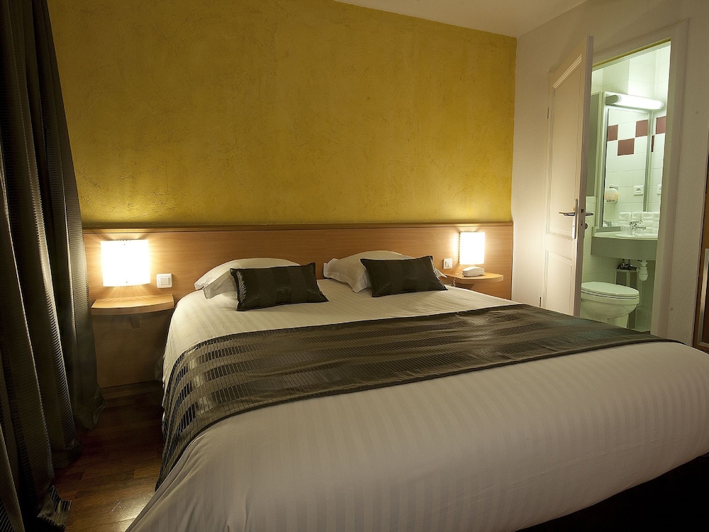 ROOM, TWIN BEDS