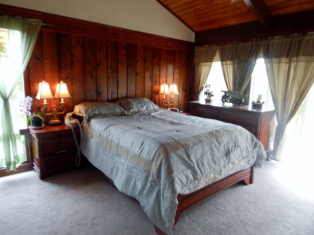 MASTER, DELUXE, QUEEN BED, PRIVATE BATHROOM