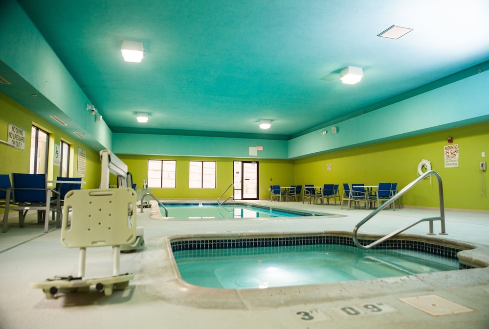 Holiday Inn Express Hotel Suites Norfolk 30/48