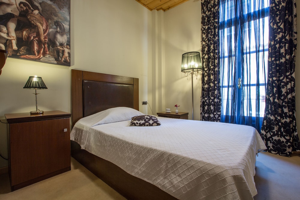 DIAS HOTEL 34/77
