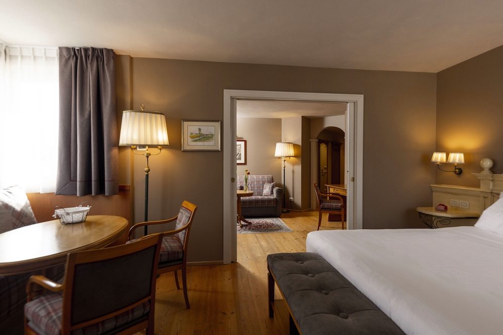 DELUXE, SUITE, DOUBLE BED, SOFA