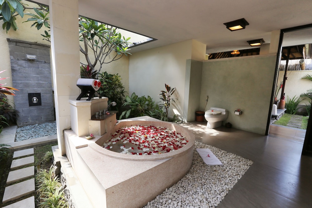 THE SANYAS SUITE 35/72
