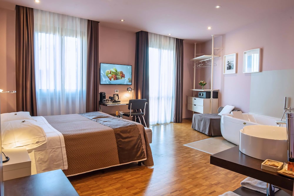 SUPERIOR, DOUBLE BED, JETTED TUB