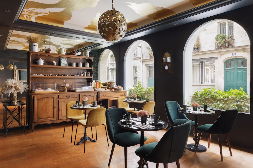 NEW Hotel Republique 45/52