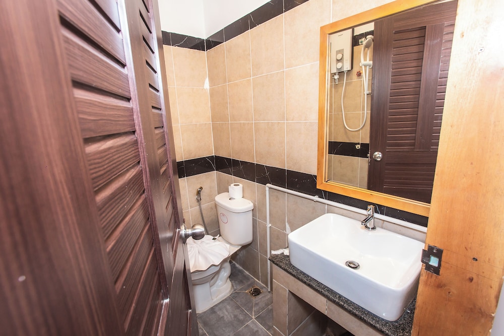 Grand Elevation Hotel 63/65
