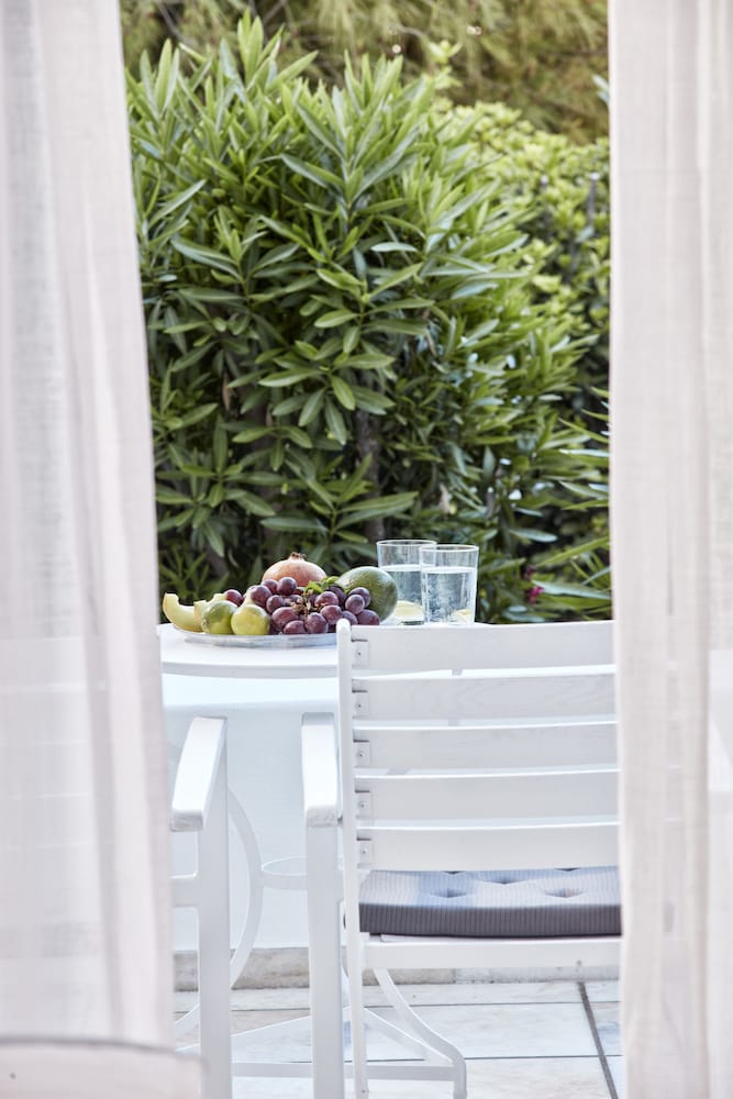 Mr Mrs White Paros 72/76