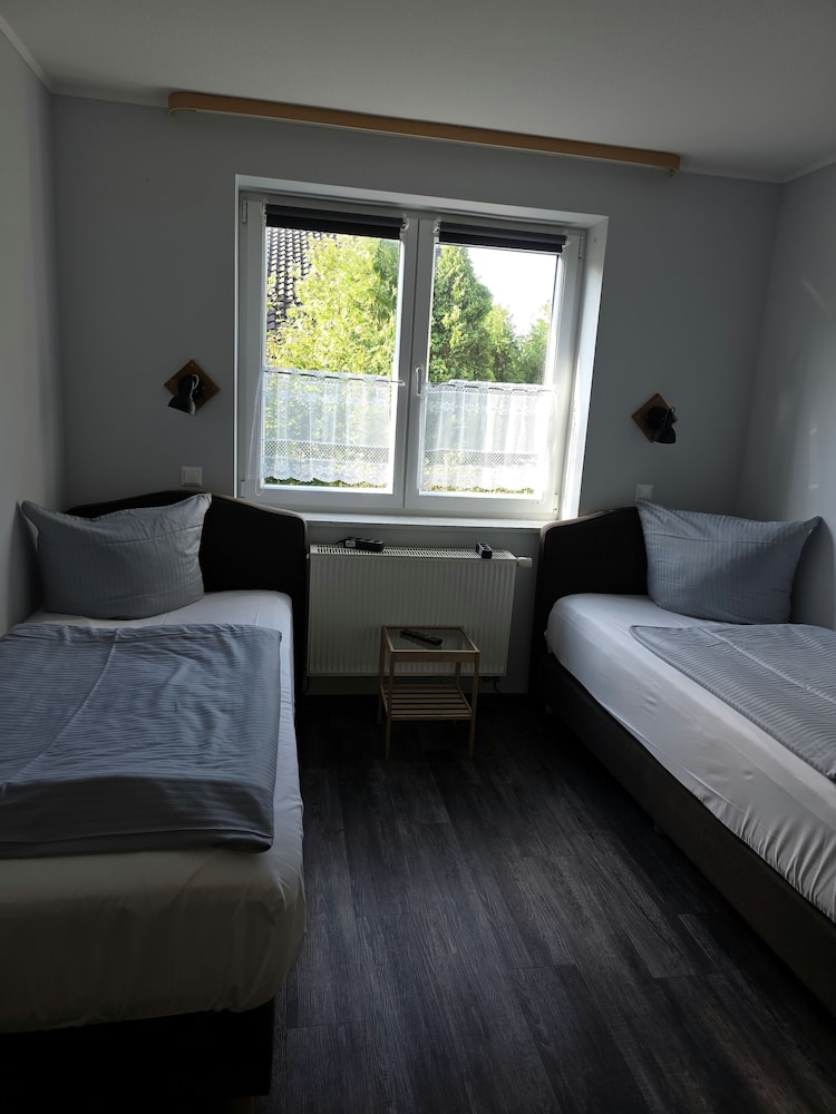 غرفة أساسية بسريرين منفصلين، Lieth Hotel Grünreich 4/10