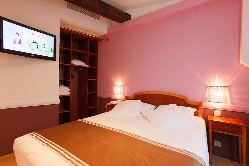 SIGNATURE, QUEEN BED, SOFA