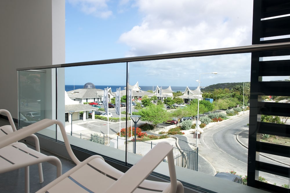 Papagayo Beach Hotel 70/76
