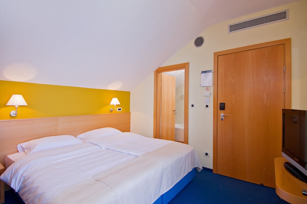 Hotel Saudade 23/76