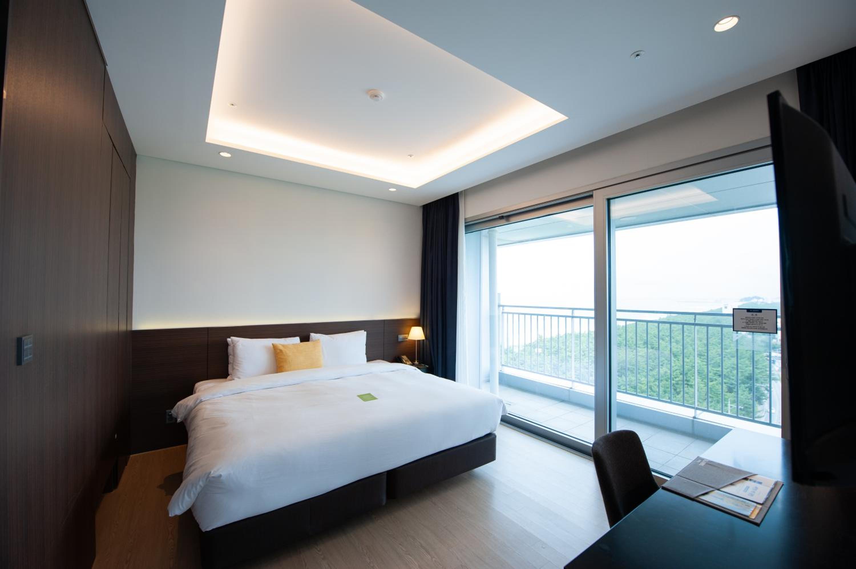 Kids Suite, Grand, Suite, Bunk Bed, Queen Bed, Partial Ocean and Mountain View
