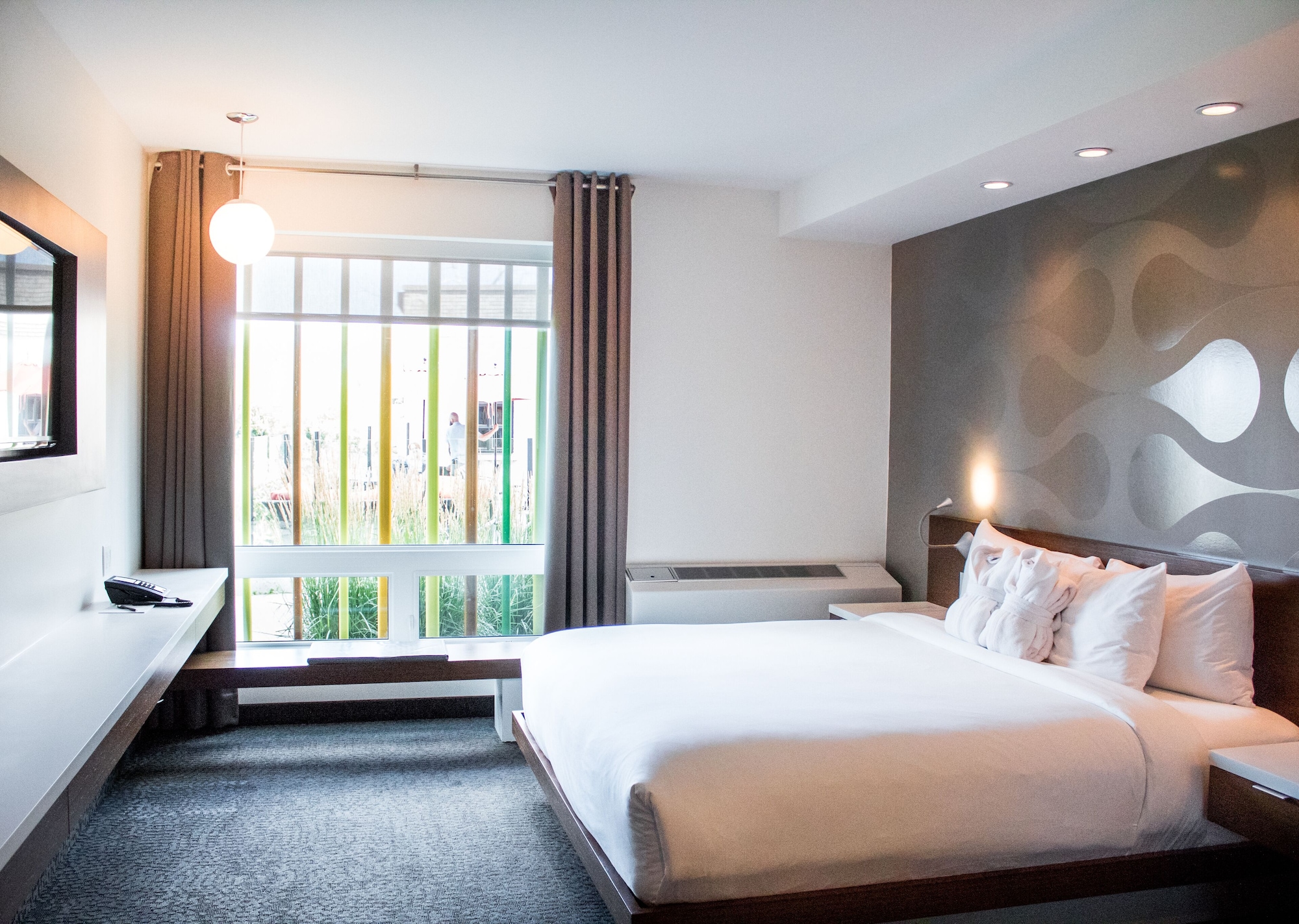 Room, King Bed, City View, Main Floor