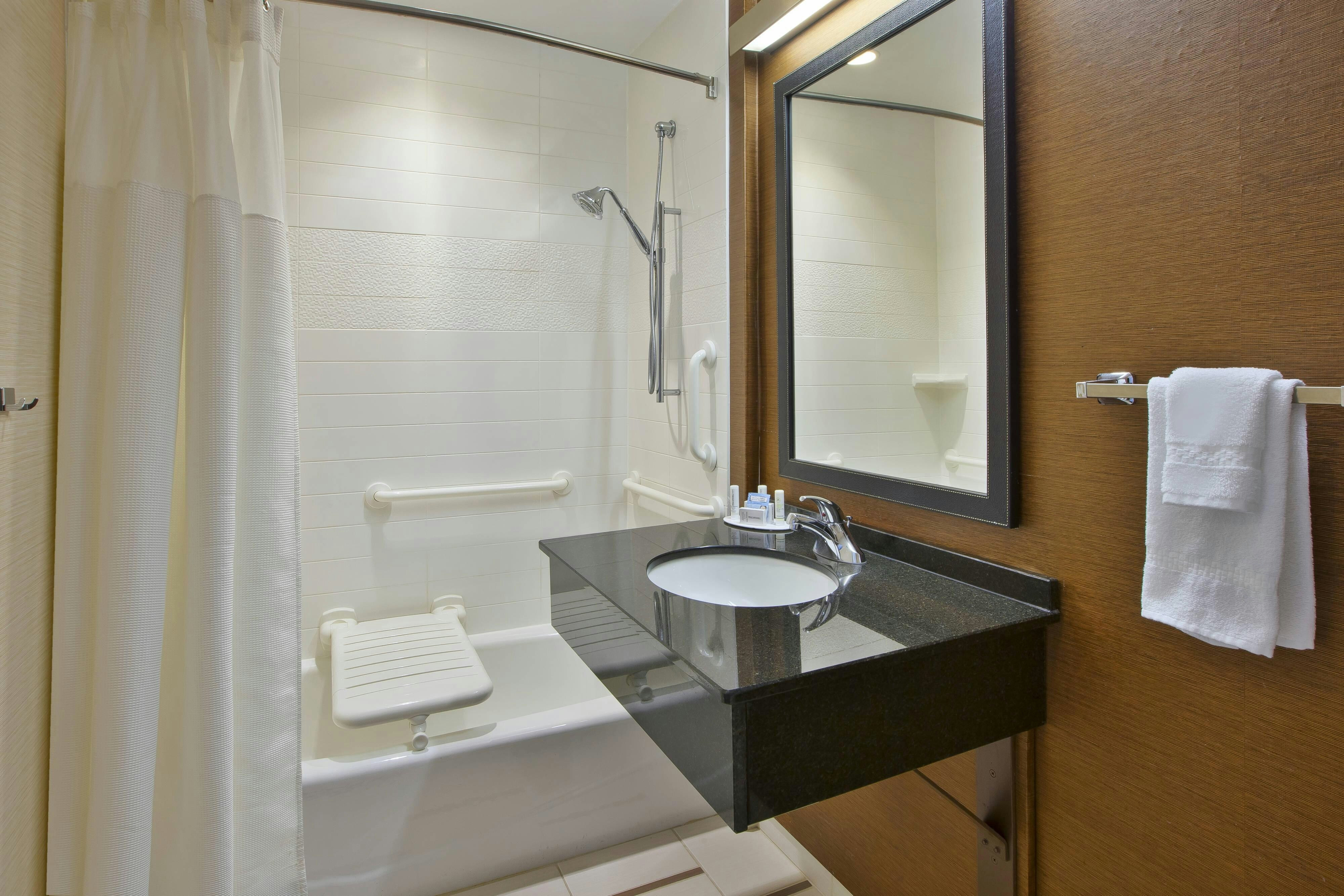 غرفة بسرير كينج، Fairfield Inn Suites Milwaukee Downtown 3/5