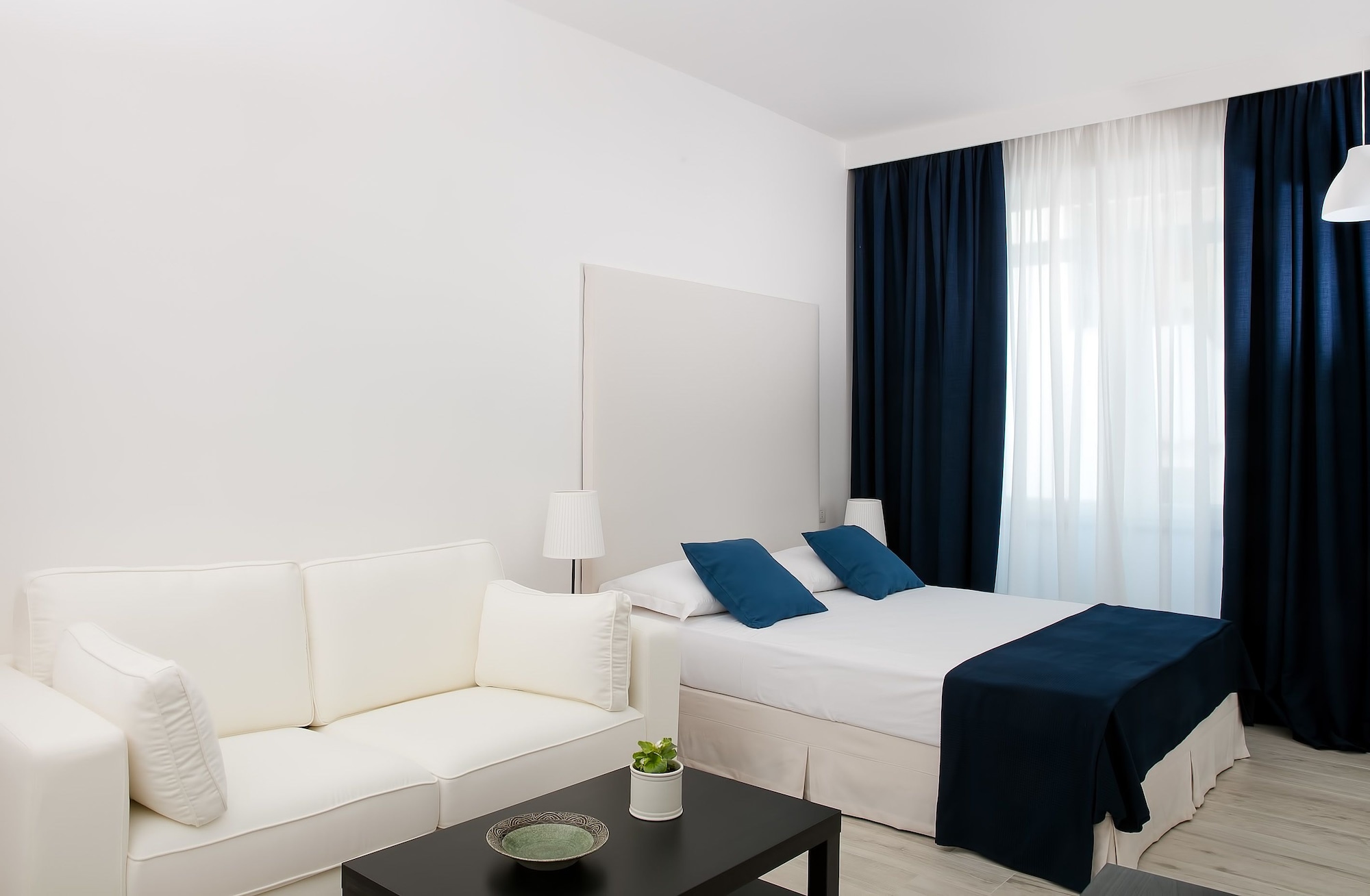 DELUXE, DOUBLE BED