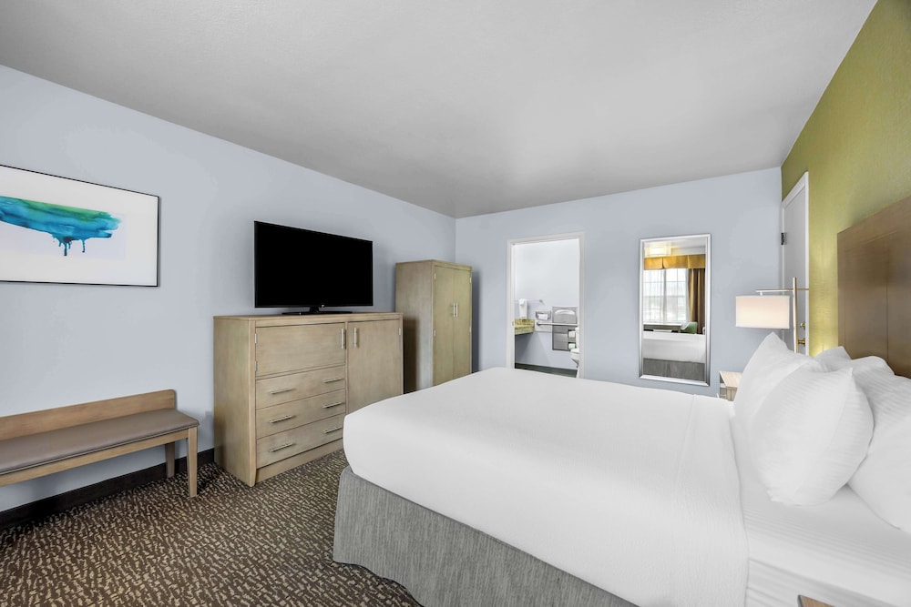 Standard, Queen Bed, Accessible