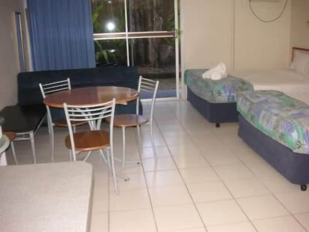 CAIRNS HOLIDAY LODGE 9/16