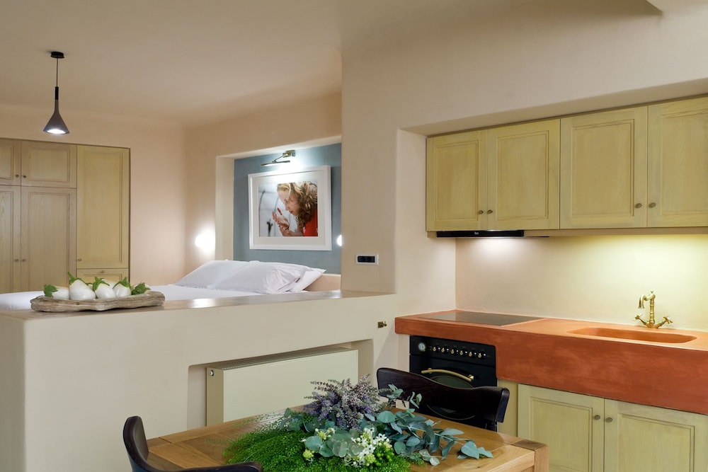 Voreina Gallery Suites 5/50
