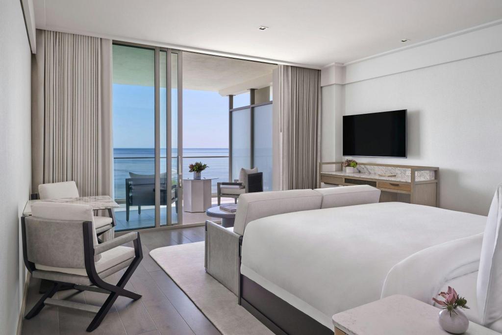 Astor, Suite, King Bed, Ocean Front, Sofa, Balcony