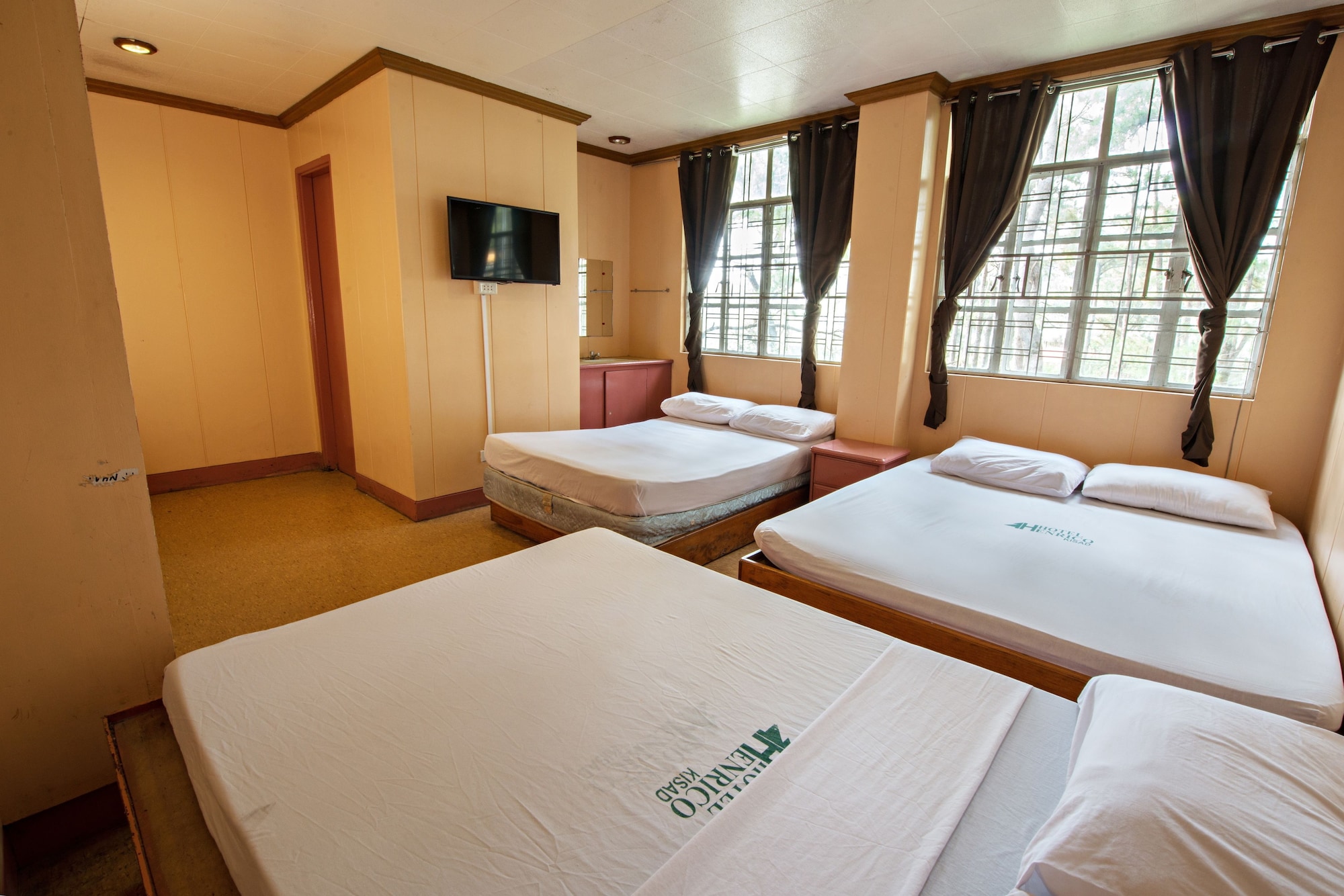 غرفة قياسية بسريرين مزدوجين مع سرير سحّاب إضافي