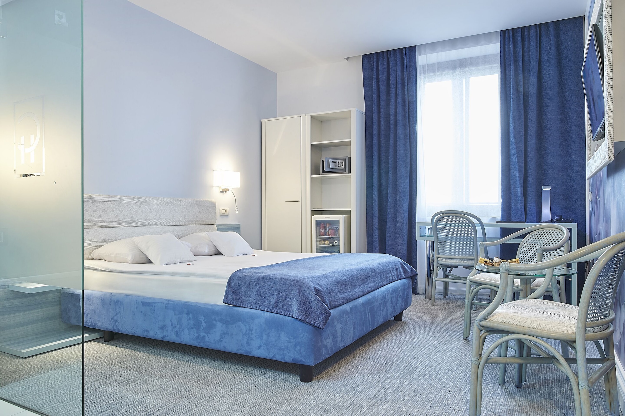 Standard, Queen Bed