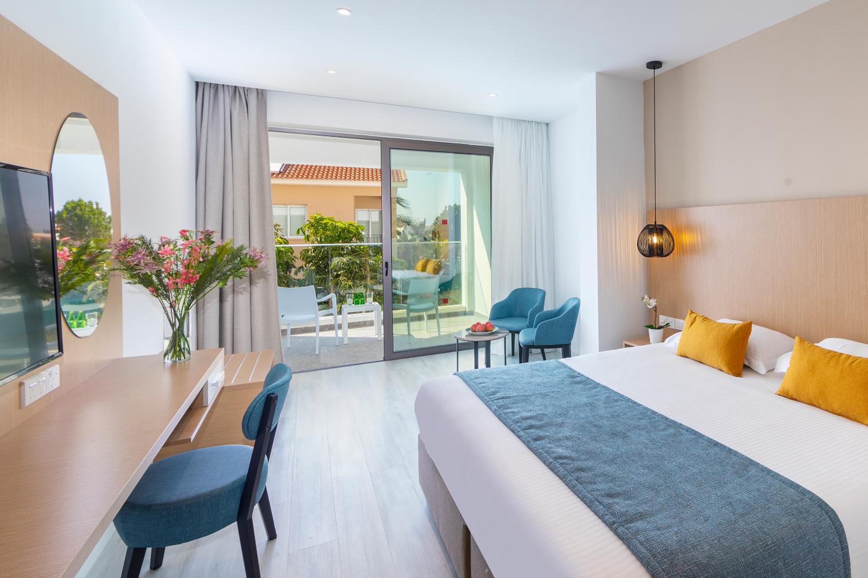 Room, King Bed, Lateral Side Sea View