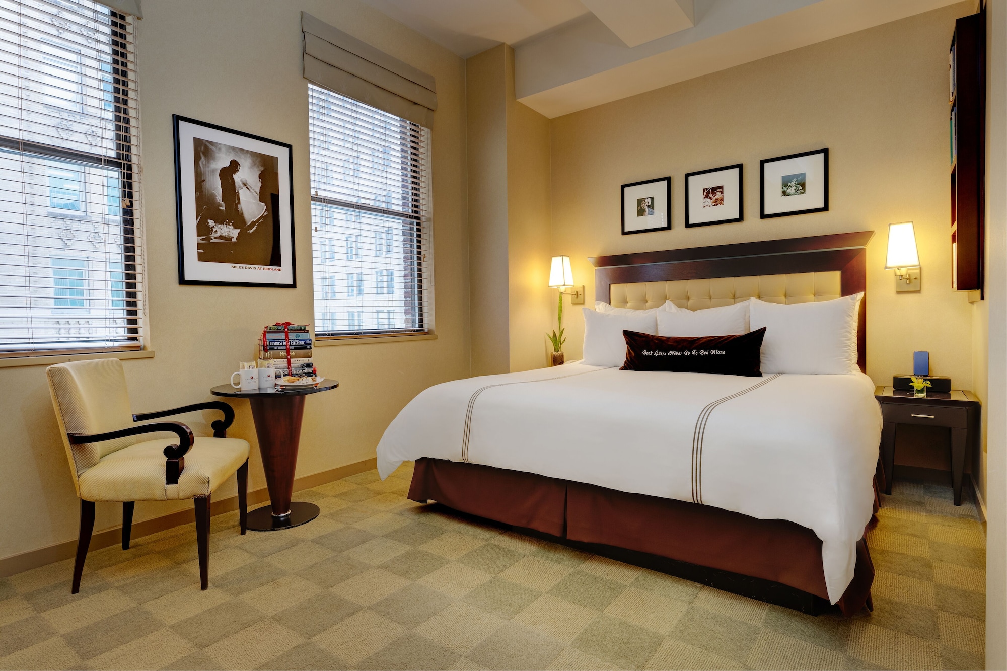 DELUXE, KING BED