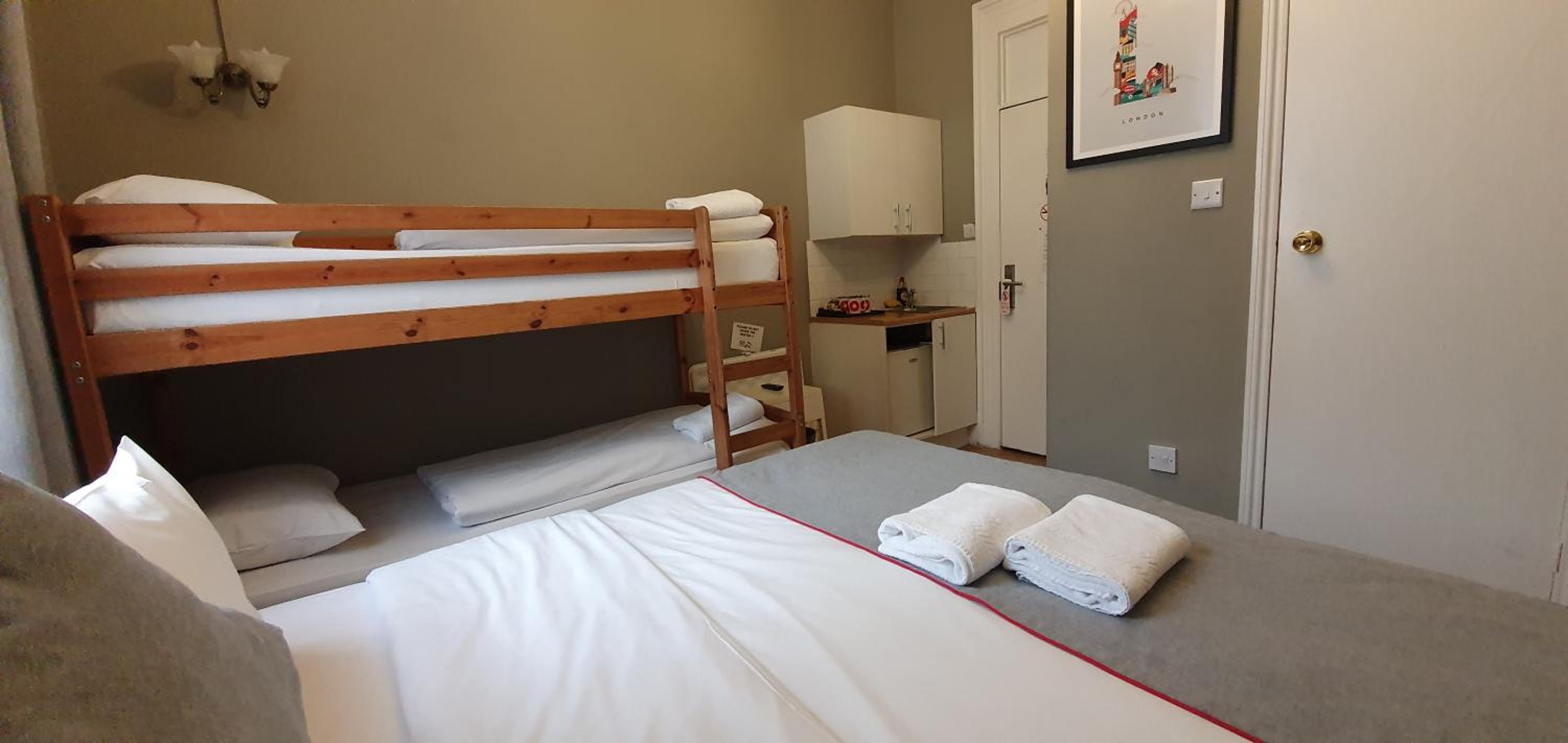 Quad Room External Private Bathroom، Ebury House Hotel 4/4