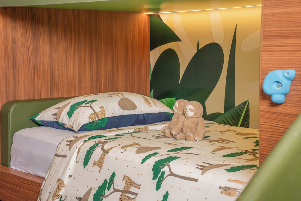 Explorer, Family, Suite, King Bed, 2 Bunk Beds