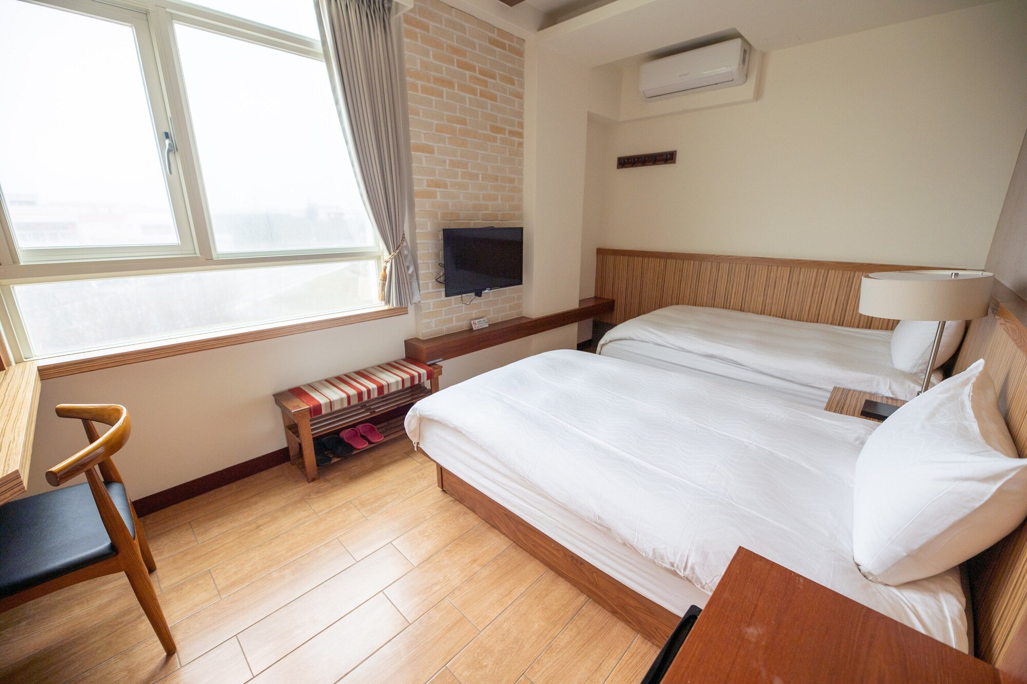 CITY, TWIN BEDS
