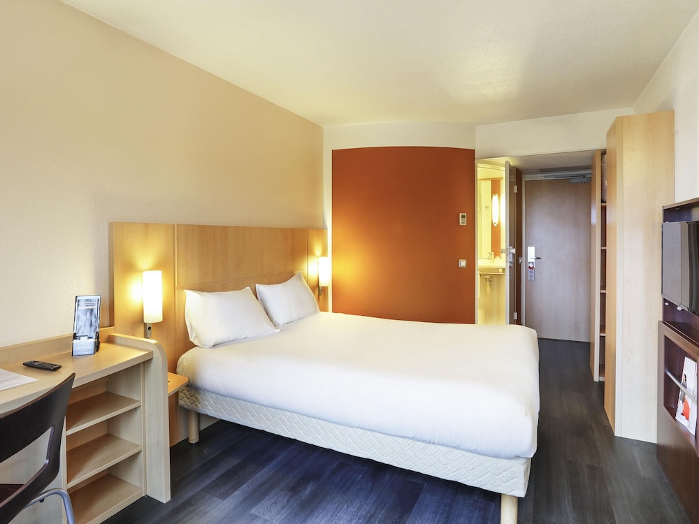 Ibis Etampes 30/69