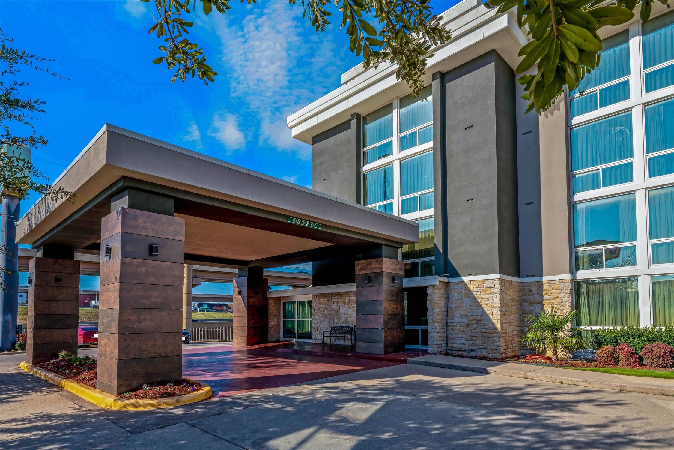 La Quinta Inn & Suites by Wyndham Dallas I-35 Walnut Hill Ln 42/46