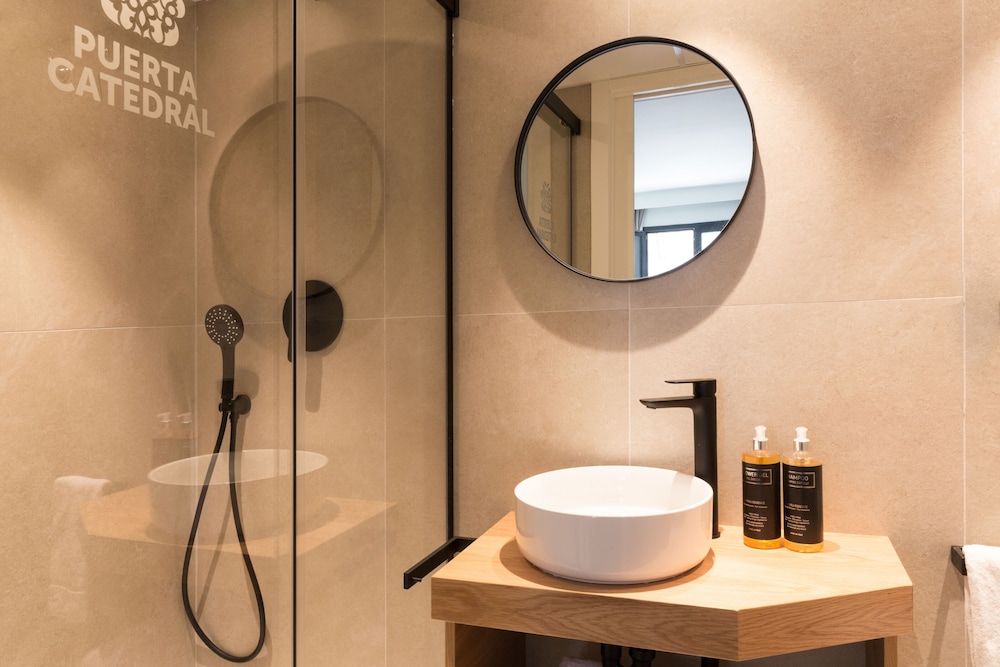 PUERTA CATEDRAL SUITES 50/50