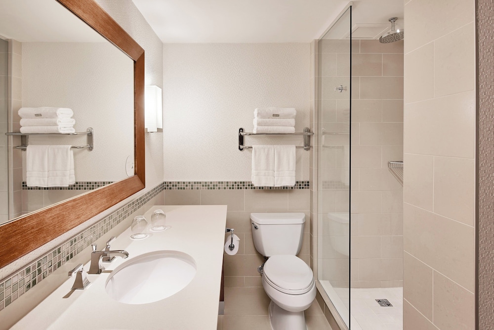 جناح بانورامي بسرير كينج بإطلالة على الجبل بغرفة نوم واحدة مع أريكة، Westin Bayshore 4/4