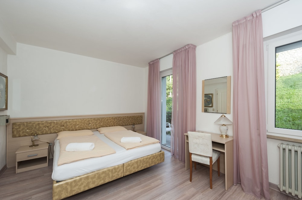 ROOM, DOUBLE OR TWIN BED, MOUNTAIN VIEW