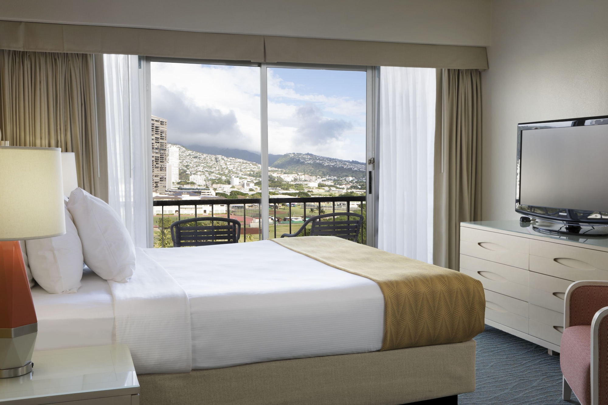 STANDARD, KING BED, CITY VIEW