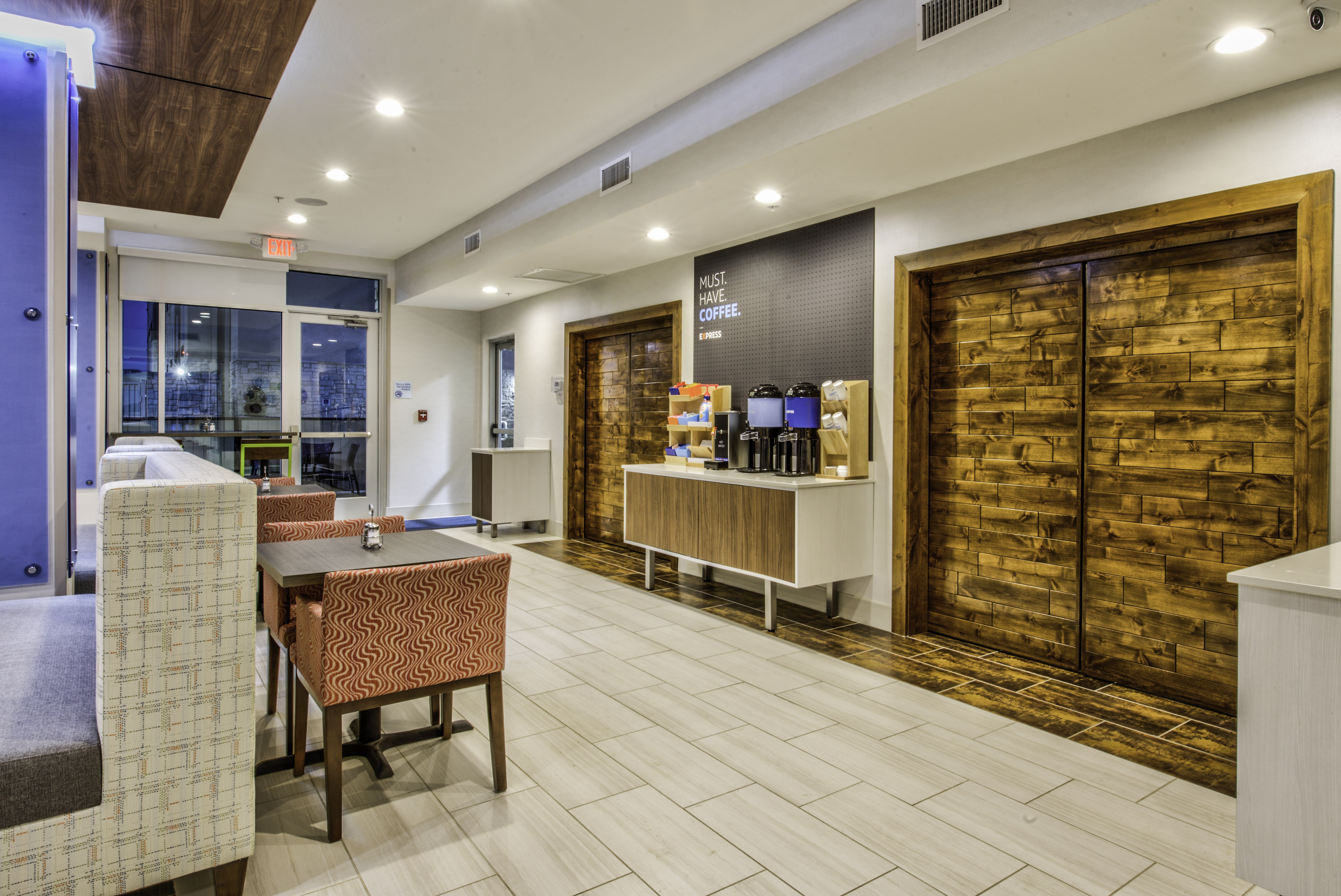 Holiday Inn Express Suites Farmers Branch 54/70