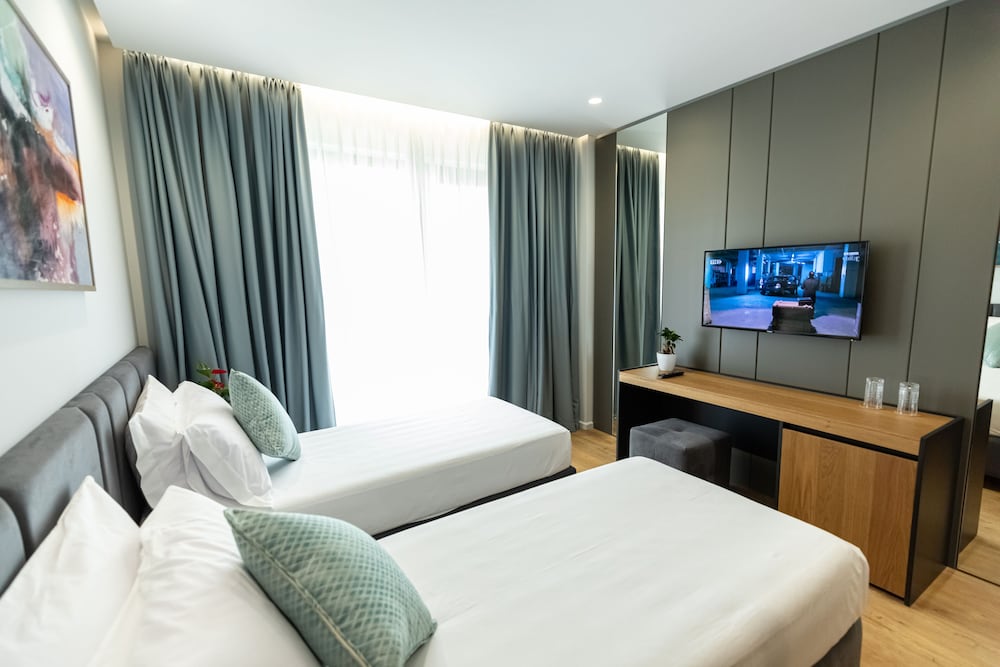 Room, Twin Beds, Mountain View, Ames Hotel & Spa 7/10