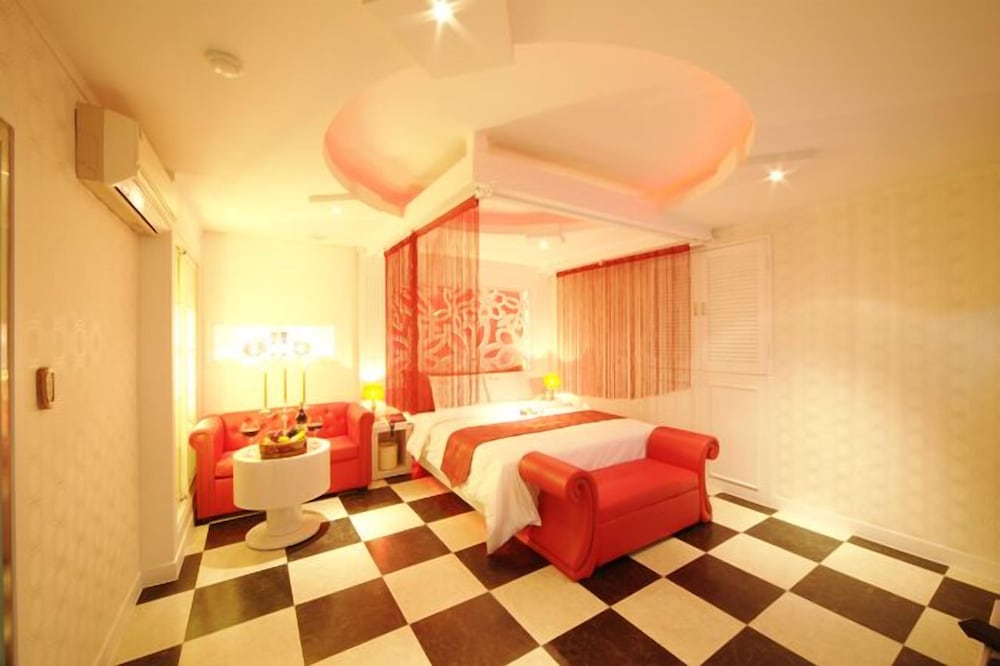 Ivy Hotel 20/26