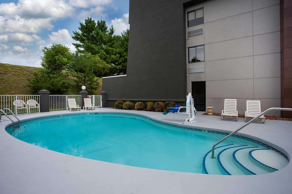 La Quinta Inn & Suites by Wyndham Roanoke Salem 5/58