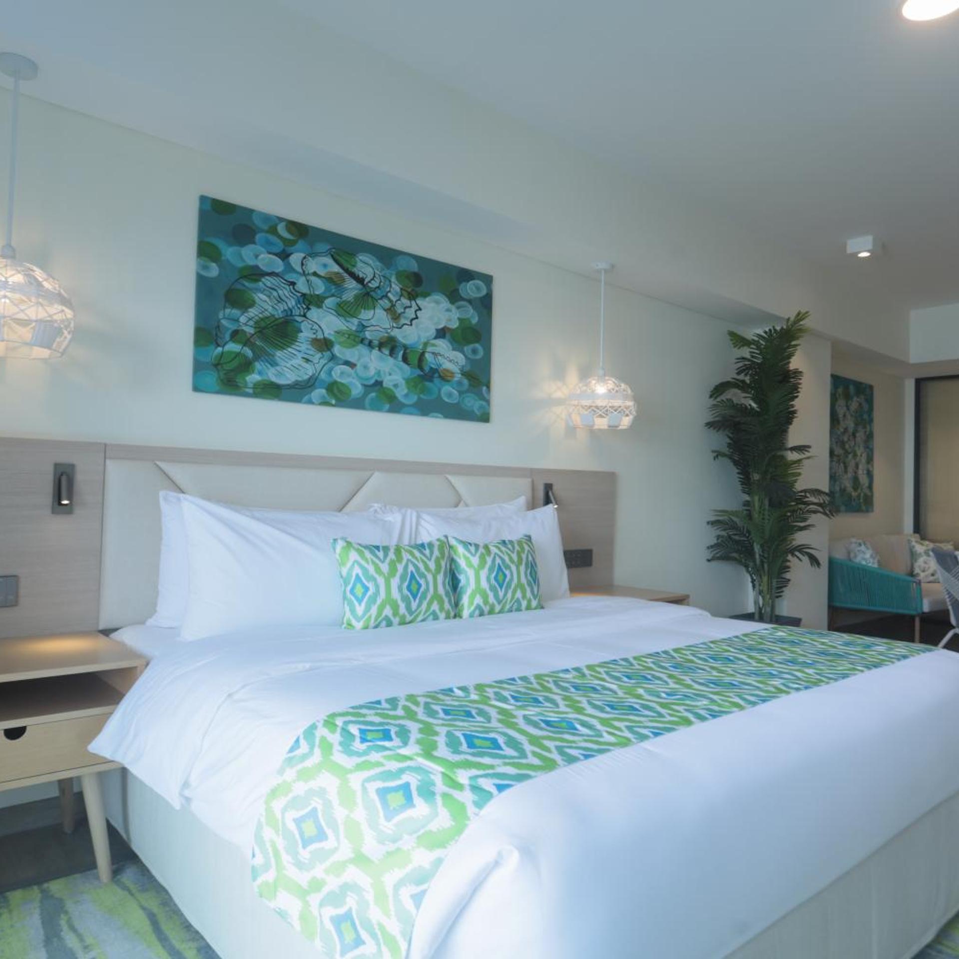 Premier, Suite, King Bed 2/7