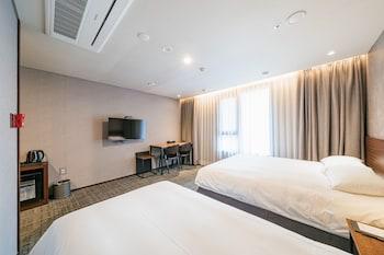 City, 2 Double Beds