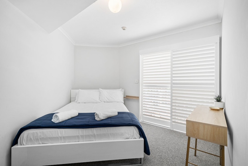 MARKHAM COURT 20/66