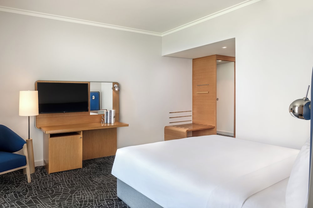 Deluxe, King Bed, Plaza View, Accessible