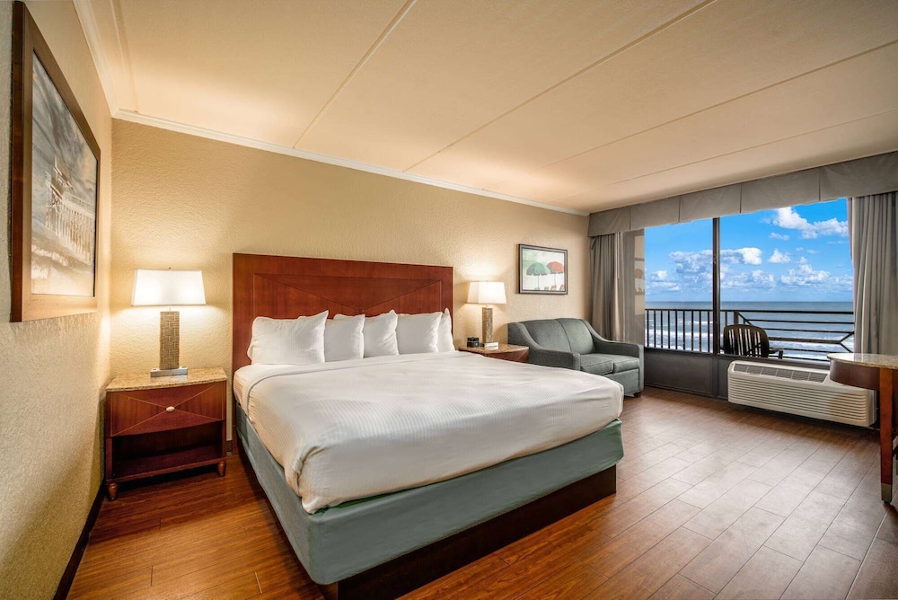 La Quinta Inn & Suites by Wyndham Cocoa Beach Oceanfront 18/54
