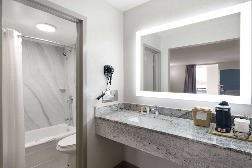 Days Inn by Wyndham Montgomery I-85 11/16