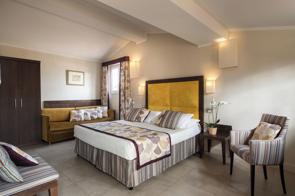 DELUXE, DOUBLE BED, CITY VIEW, STAIR ACCESS ONLY