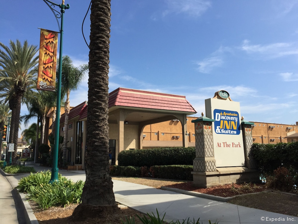 Anaheim Discovery Inn Suites 4/68