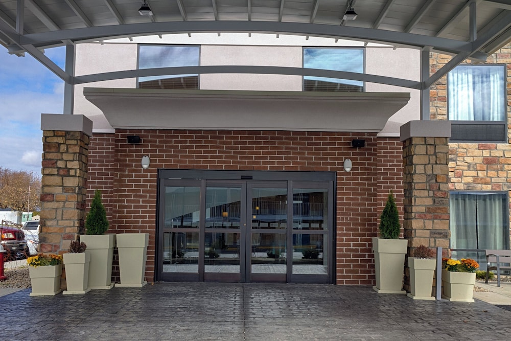 HOLIDAY INN EXPRESS SUITES SIDNEY 2/60