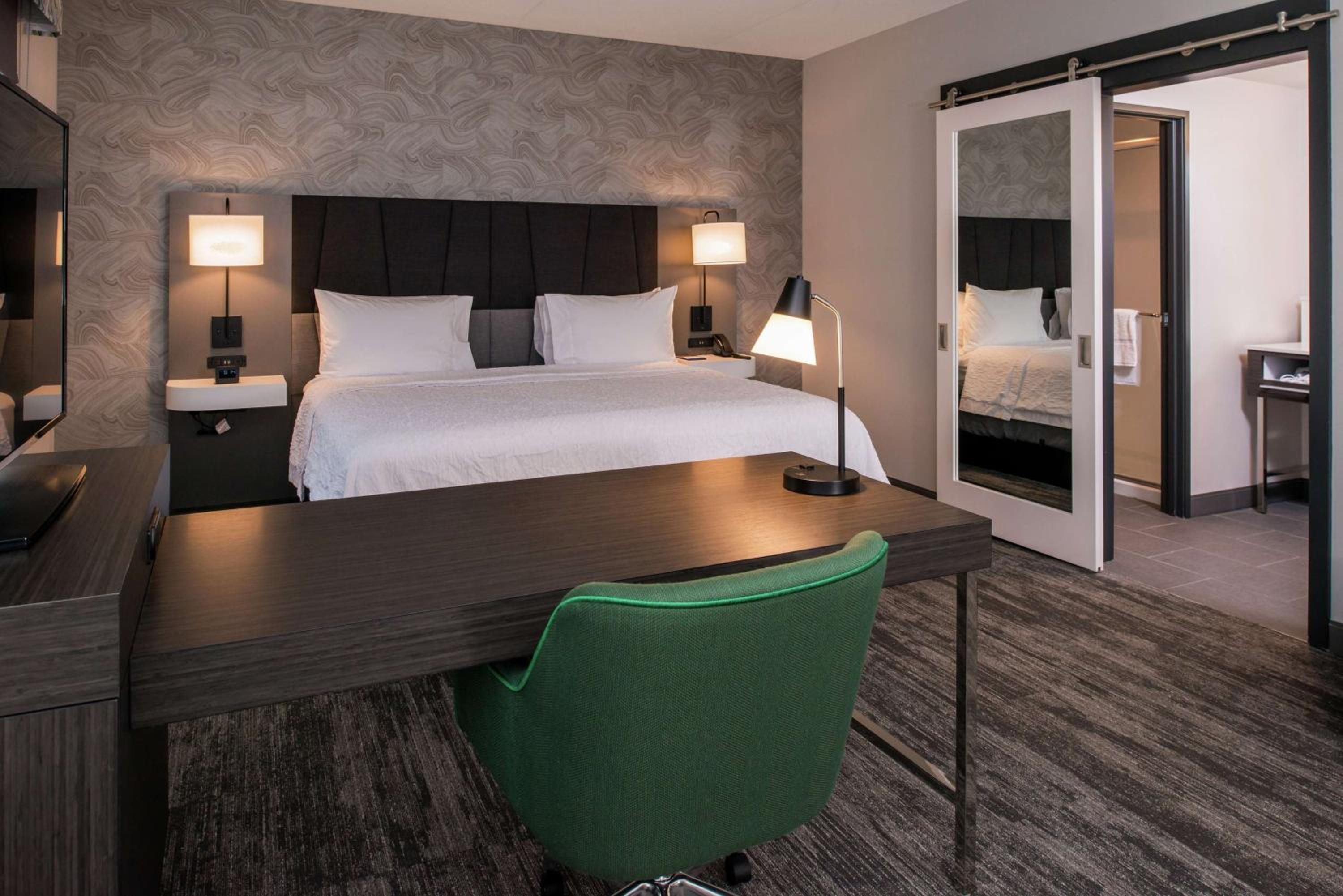 STUDIO, SUITE, KING BED